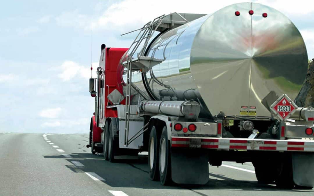 ¿Cómo se debe transportar los materiales peligrosos?